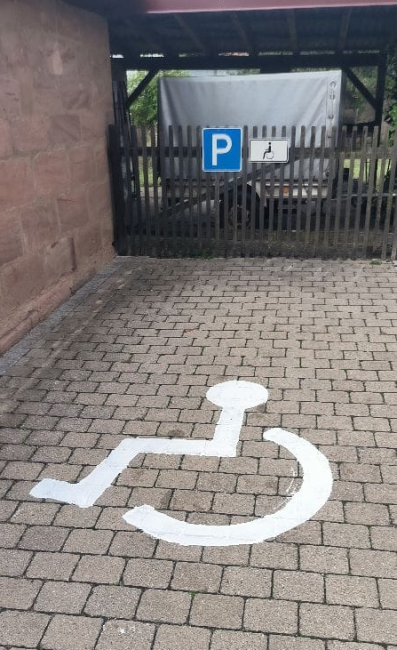 Behindertenparkplatz an der Willibaldkirche im Kirchhof